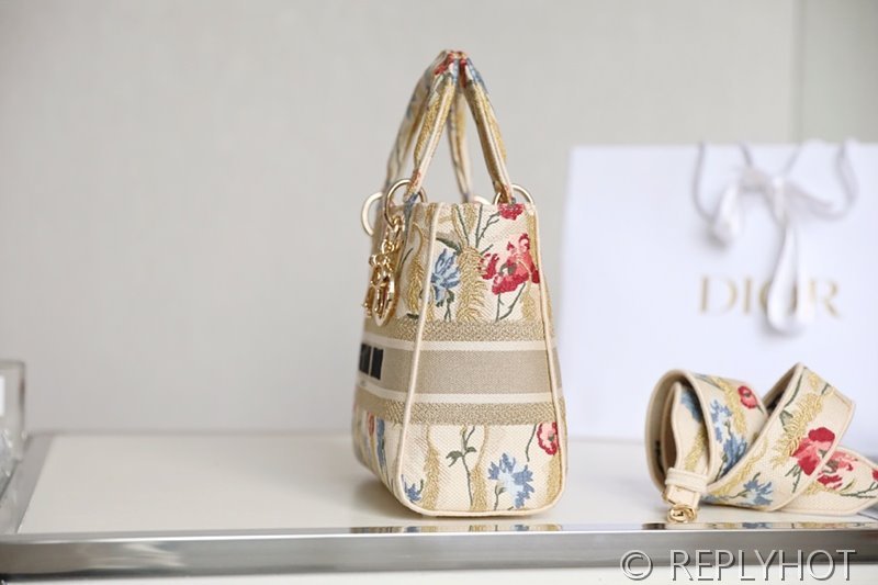 디올 Lady D-LITE 자수 미디엄백 캔버스 베이지 [매장가 740만원대]