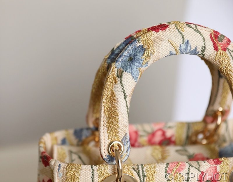 디올 Lady D-LITE 자수 미디엄백 캔버스 베이지 [매장가 740만원대]