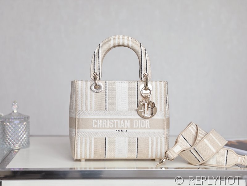 디올 Lady D-LITE 자수 미디엄백 살구 [매장가 740만원대]