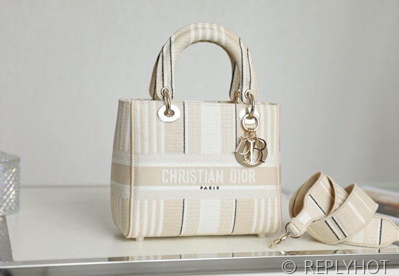 디올 Lady D-LITE 자수 미디엄백 살구 [매장가 740만원대]