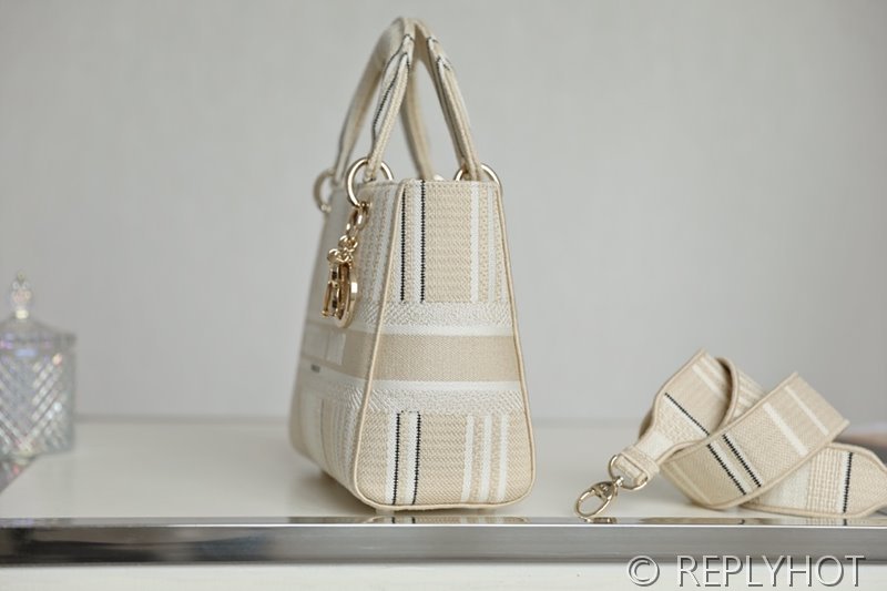 디올 Lady D-LITE 자수 미디엄백 살구 [매장가 740만원대]