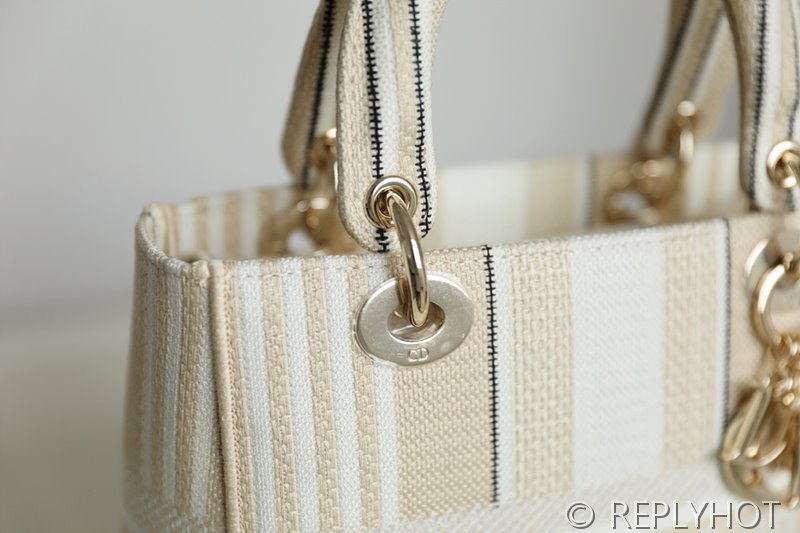 디올 Lady D-LITE 자수 미디엄백 살구 [매장가 740만원대]