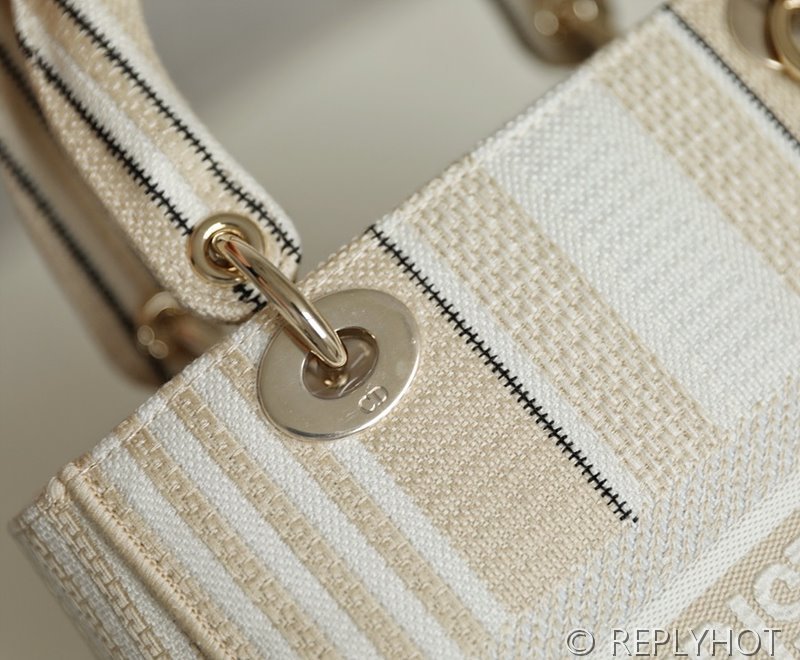 디올 Lady D-LITE 자수 미디엄백 살구 [매장가 740만원대]