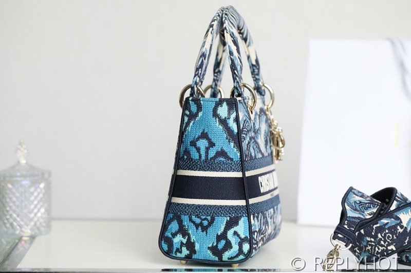 디올  Lady D-LITE 자수 미디엄백 블루코코넛 [매장가 740만원대]