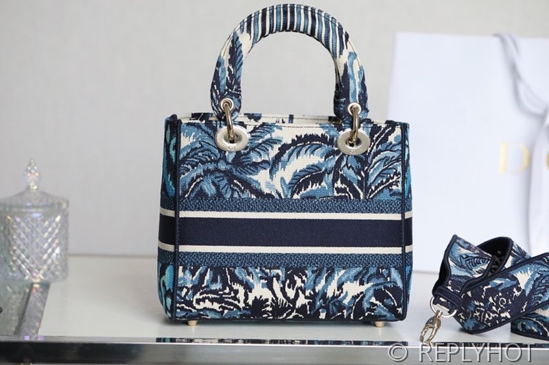 디올  Lady D-LITE 자수 미디엄백 블루코코넛 [매장가 740만원대]