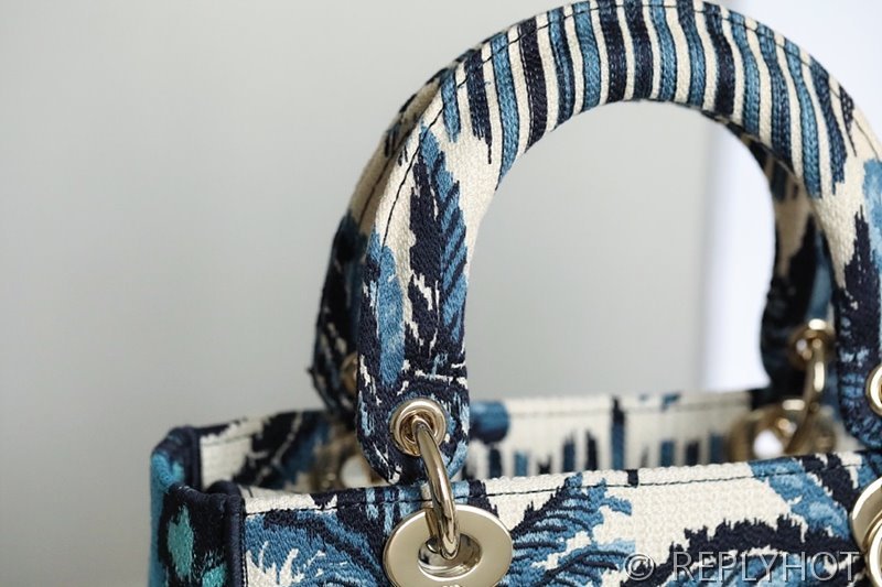 디올  Lady D-LITE 자수 미디엄백 블루코코넛 [매장가 740만원대]