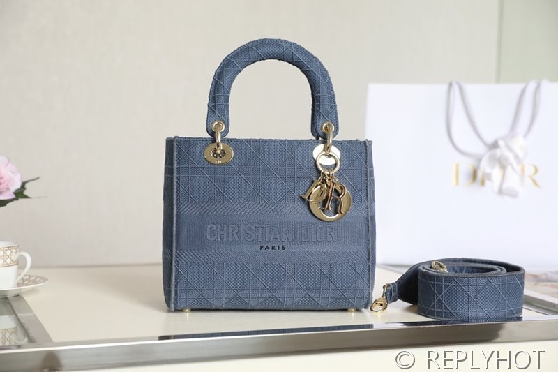 디올 Lady D-LITE 자수 미디엄백 블루 [매장가 740만원대]