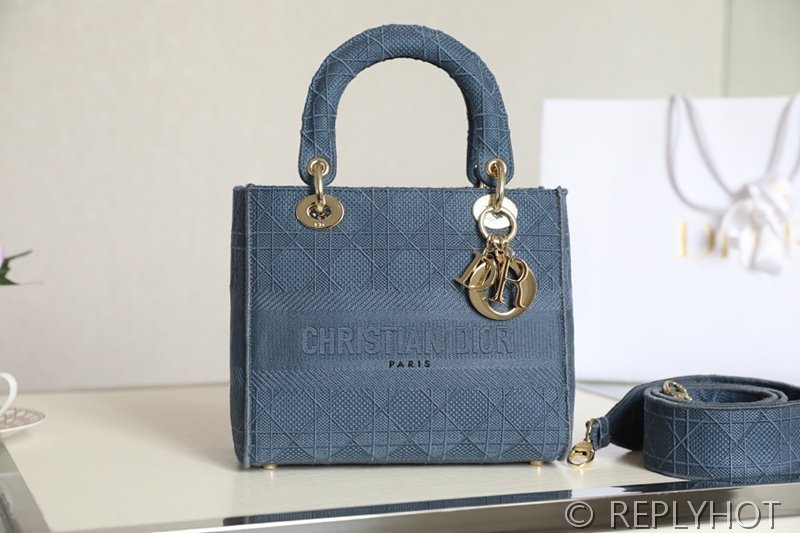 디올 Lady D-LITE 자수 미디엄백 블루 [매장가 740만원대]