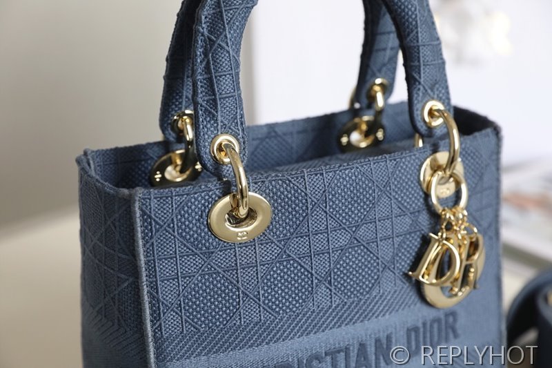 디올 Lady D-LITE 자수 미디엄백 블루 [매장가 740만원대]