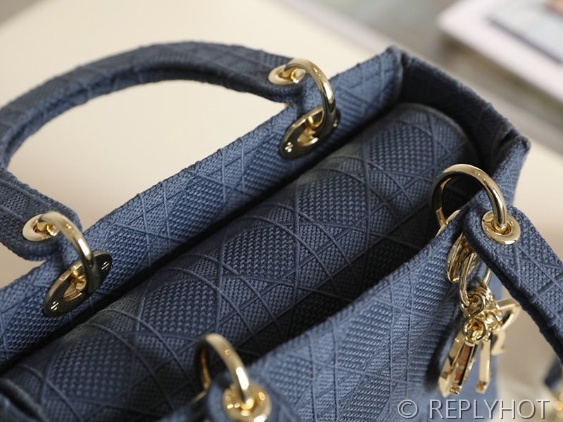 디올 Lady D-LITE 자수 미디엄백 블루 [매장가 740만원대]