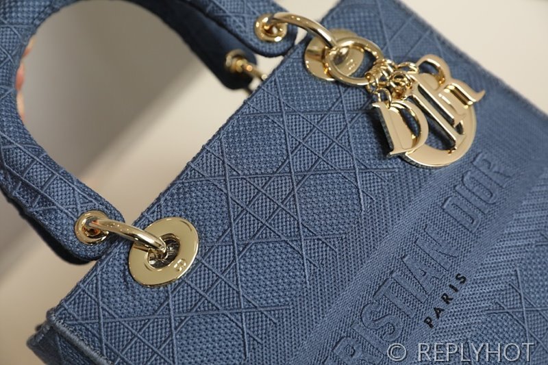 디올 Lady D-LITE 자수 미디엄백 블루 [매장가 740만원대]