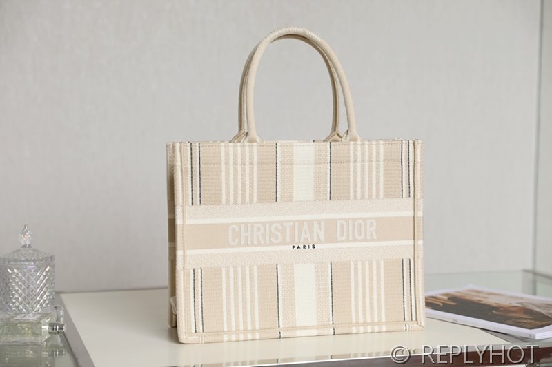 디올 북 토트 백 / 미디움 / 자수캔버스스트라이프 [매장가475만원대]