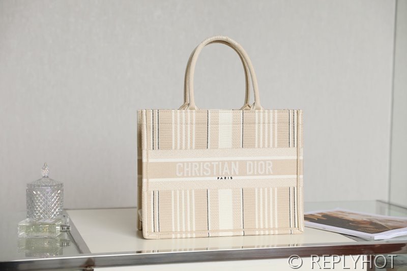 디올 북 토트 백 / 미디움 / 자수캔버스스트라이프 [매장가475만원대]