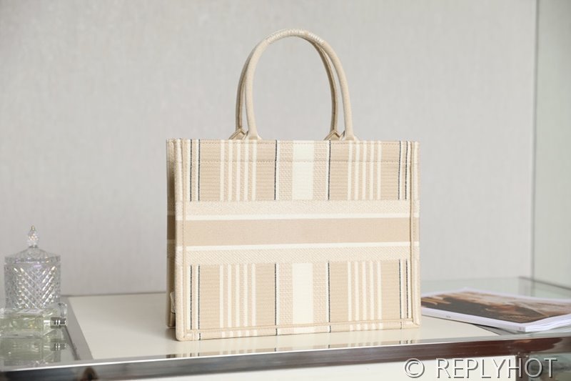 디올 북 토트 백 / 미디움 / 자수캔버스스트라이프 [매장가475만원대]