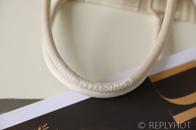 디올 북 토트 백 / 미디움 / 자수캔버스스트라이프 [매장가475만원대]