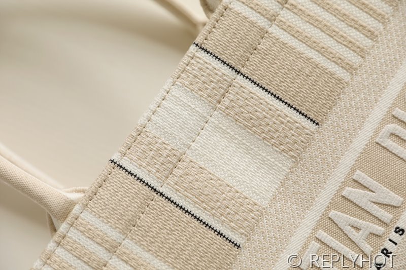 디올 북 토트 백 / 미디움 / 자수캔버스스트라이프 [매장가475만원대]