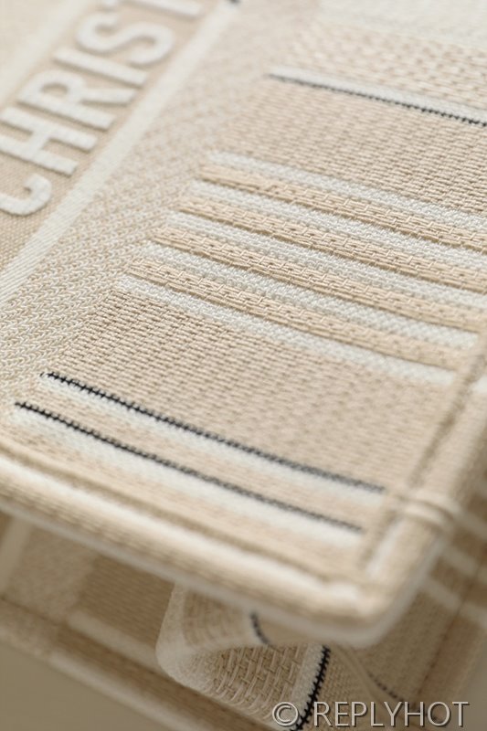 디올 북 토트 백 / 미디움 / 자수캔버스스트라이프 [매장가475만원대]