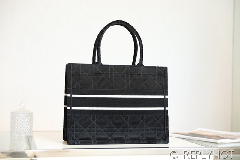 디올 북 토트 백 / 미디움 / 자수블랙 [매장가475만원대]