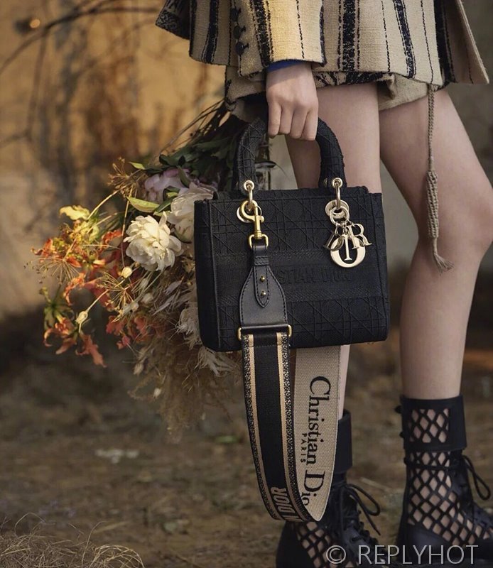 디올 Lady D-LITE 자수 미디엄백 블랙 [매장가 740만원대]