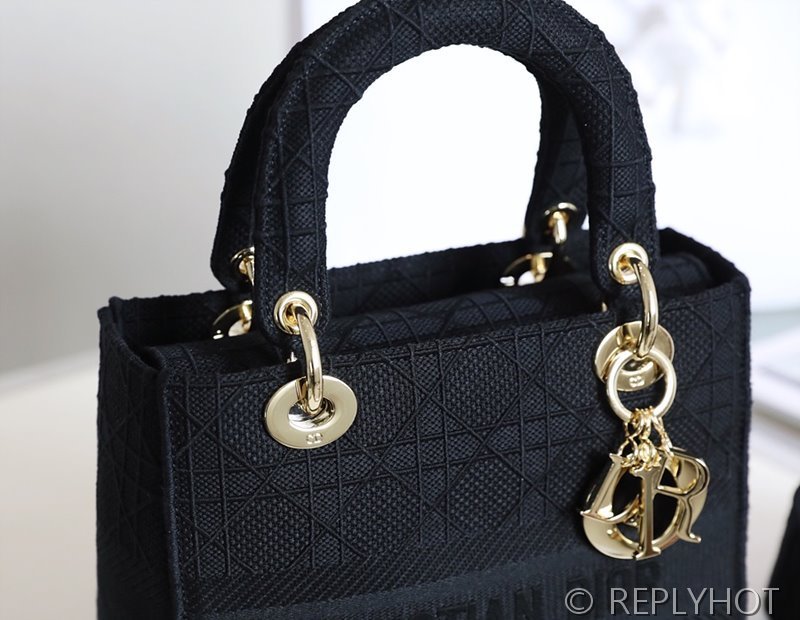 디올 Lady D-LITE 자수 미디엄백 블랙 [매장가 740만원대]