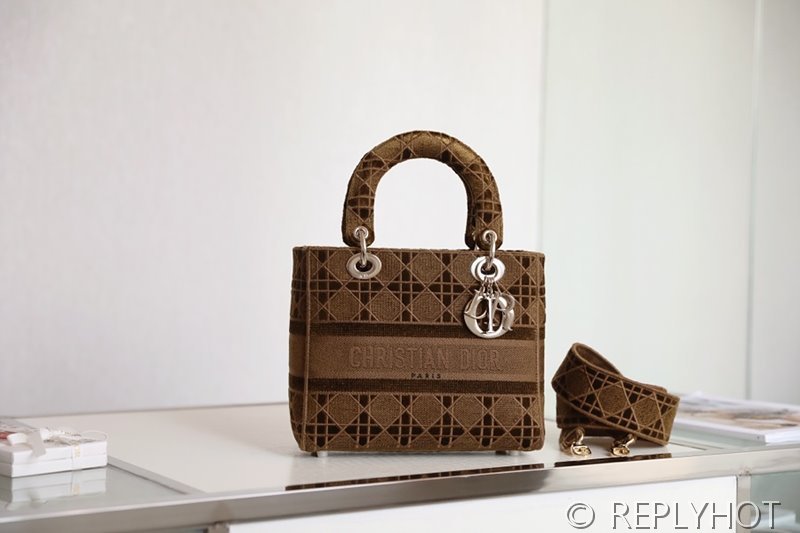 디올 Lady D-LITE 자수 미디엄백 브라운 [매장가 740만원대]