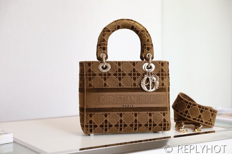 디올 Lady D-LITE 자수 미디엄백 브라운 [매장가 740만원대]