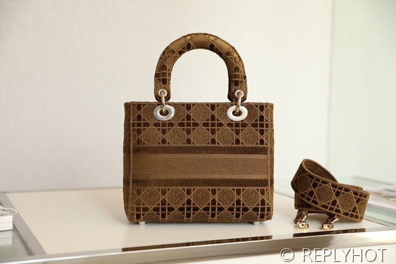 디올 Lady D-LITE 자수 미디엄백 브라운 [매장가 740만원대]