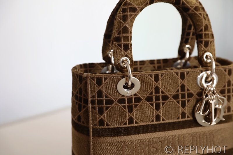 디올 Lady D-LITE 자수 미디엄백 브라운 [매장가 740만원대]