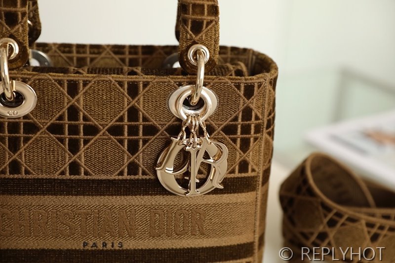 디올 Lady D-LITE 자수 미디엄백 브라운 [매장가 740만원대]