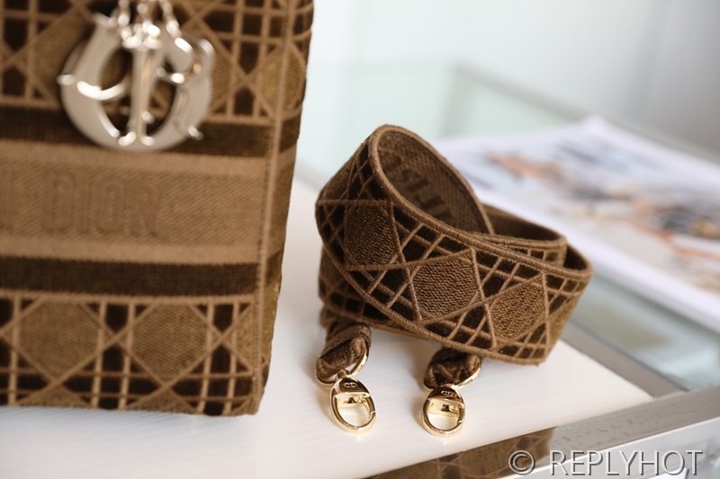 디올 Lady D-LITE 자수 미디엄백 브라운 [매장가 740만원대]