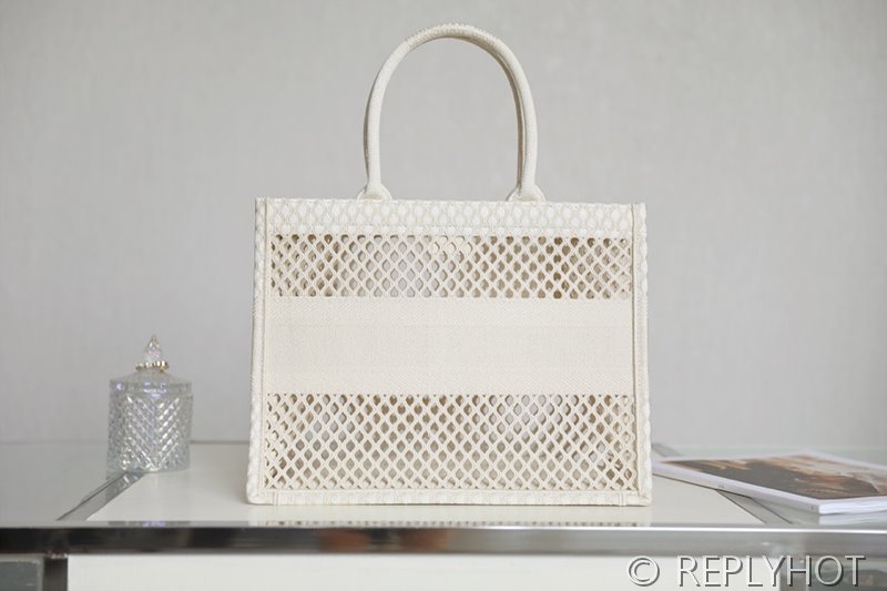 디올 북 토트 백 / 미디움 / 오프화이트 메쉬 [매장가475만원대]