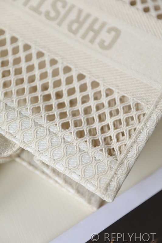 디올 북 토트 백 / 미디움 / 오프화이트 메쉬 [매장가475만원대]