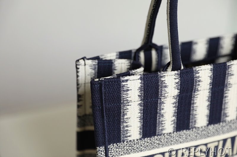 디올 북 토트 백 / 미디움 / 스트라이프 [매장가475만원대]