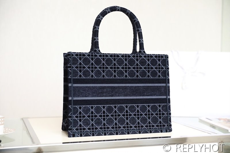 디올 북 토트 백 / 미디움 / 블루벨벳 [매장가475만원대]