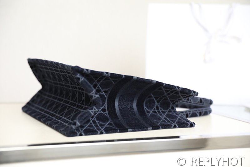 디올 북 토트 백 / 미디움 / 블루벨벳 [매장가475만원대]