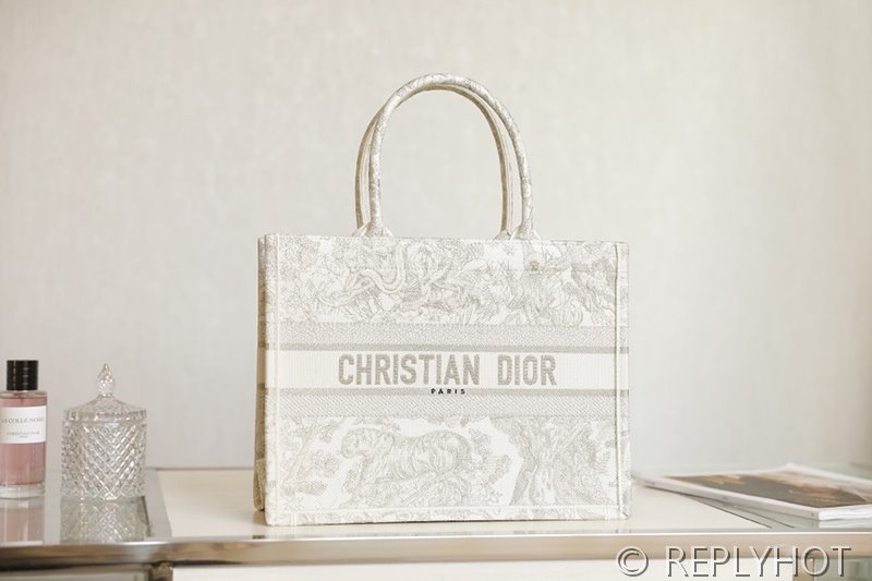 디올 북 토트 백 / 미디움 / 메탈라인 타이거 화이트 [매장가475만원대]