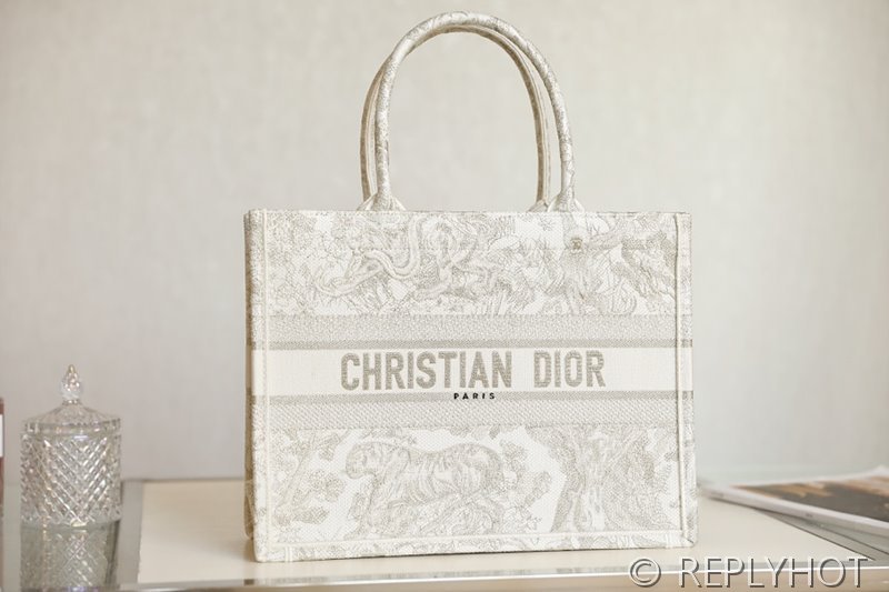 디올 북 토트 백 / 미디움 / 메탈라인 타이거 화이트 [매장가475만원대]