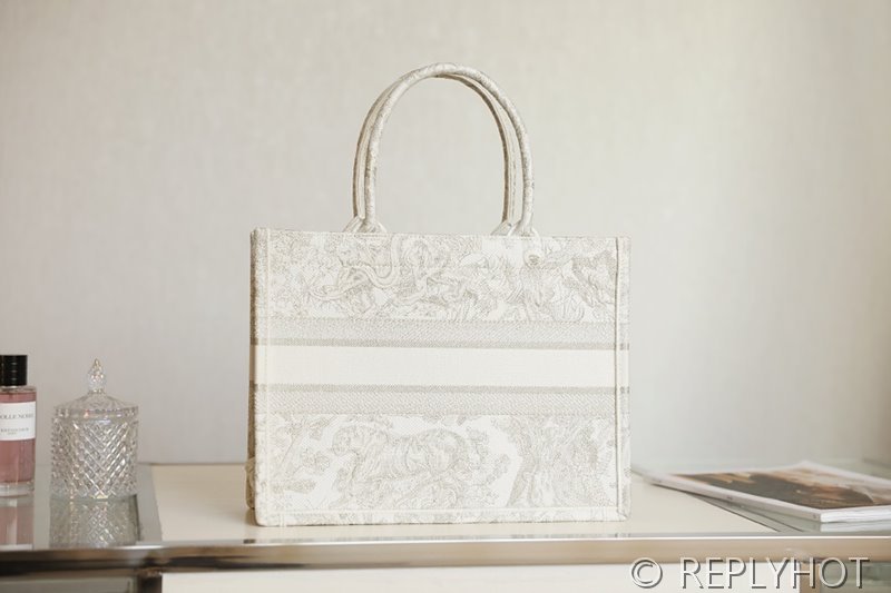 디올 북 토트 백 / 미디움 / 메탈라인 타이거 화이트 [매장가475만원대]