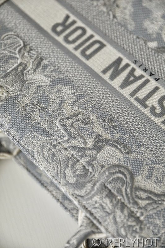 디올 북 토트 백 / 미디움 / 리버스그레이 [매장가475만원대]