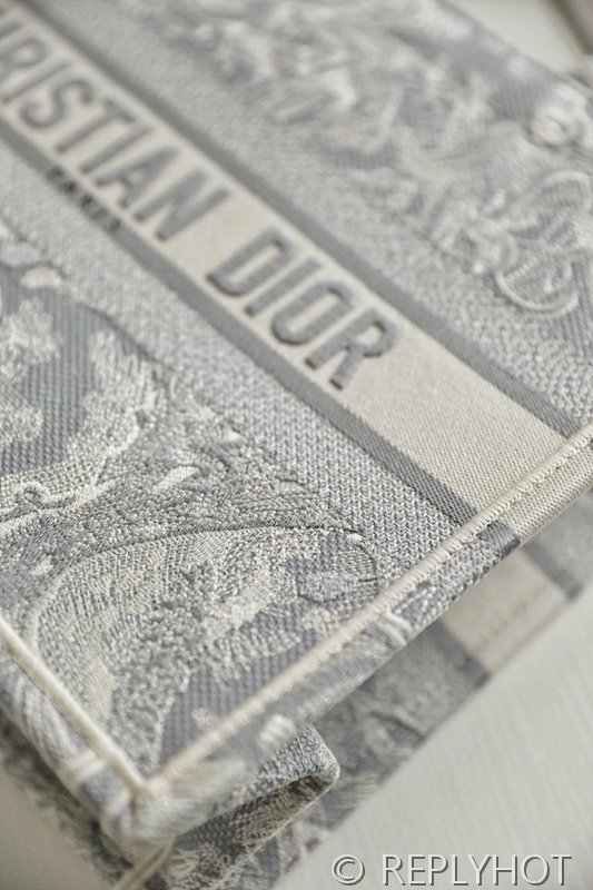 디올 북 토트 백 / 미디움 / 리버스그레이 [매장가475만원대]