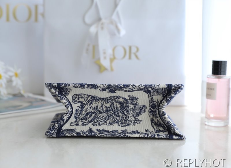 디올 북 토트 백 / 스몰 / 블루타이거 [매장가455만원대]