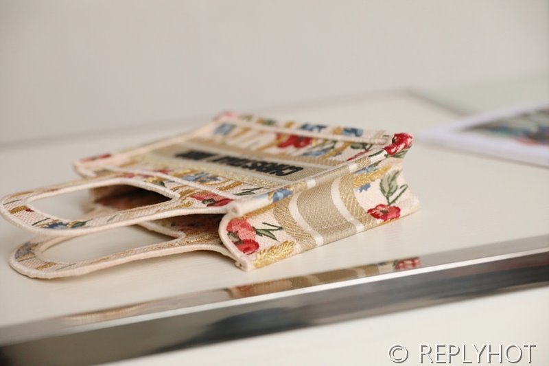 디올 북 토트 백 / 미니 / 베이지 히비스커스 캔버스 [매장가420만원대]