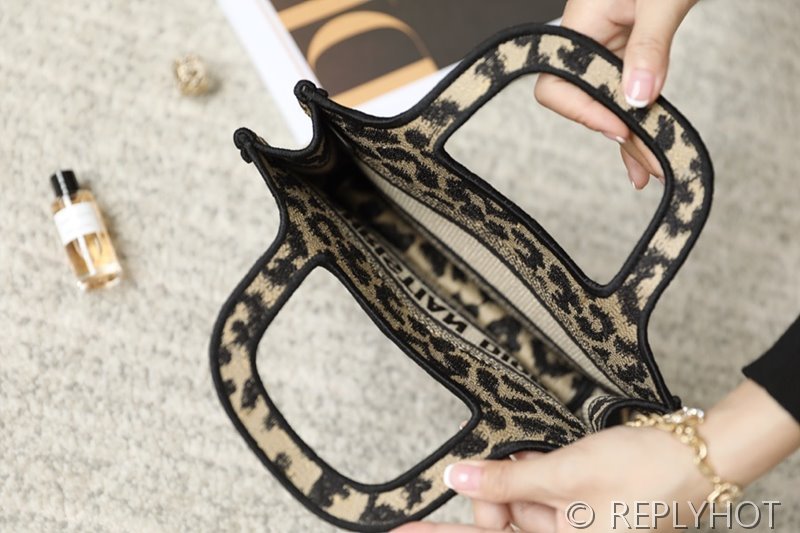 디올 북 토트 백 / 미니 / 레오파드 [매장가420만원대]