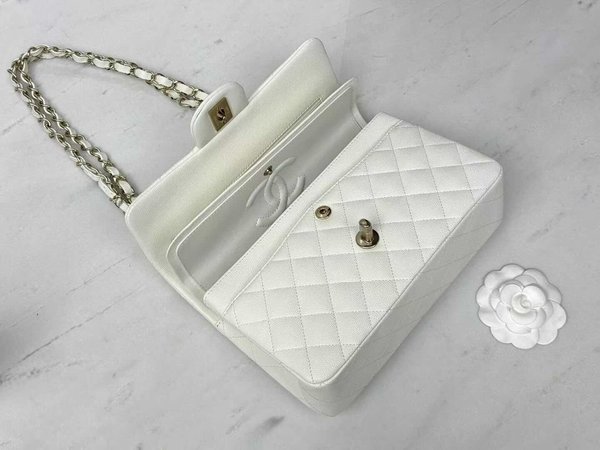 CHANEL Classic Flap Small – Pure White’ (23cm)