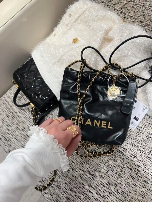 CHANEL 23S Mini 22 Bag – Black with Gold Hardware(20x19x6cm)