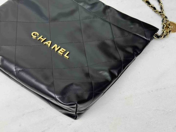 Chanel 22P Chanel 22 Black GHW 37cm