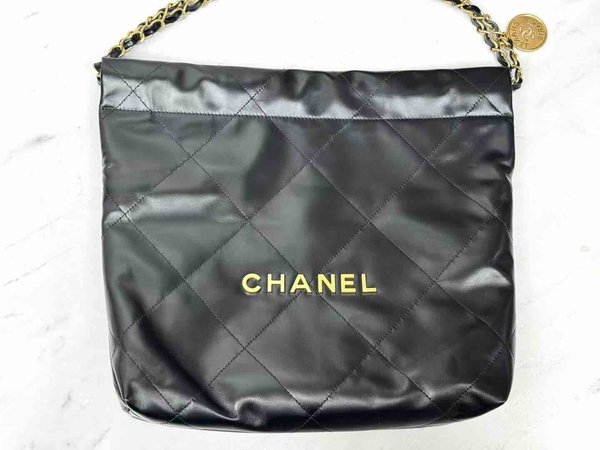 Chanel 22P Chanel 22 Black GHW 37cm