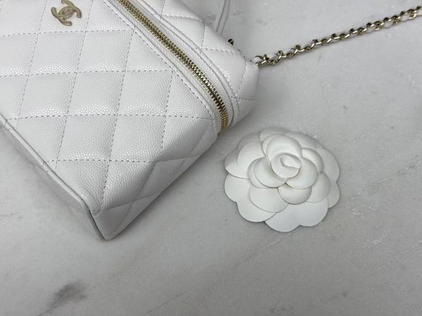 CHANEL 25P LP Box Bag – White Quilted Calfskin (19.5cm)