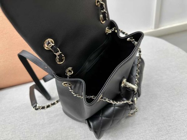 CHANEL 23A Mini Duma Backpack – Glossy Black Calfskin – Large (20.5×20×11.5cm)