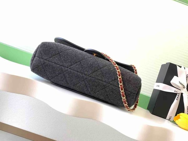 Chanel 25K Felt Tweed Large Tote Black Tweed & Calfskin GHW 32cm